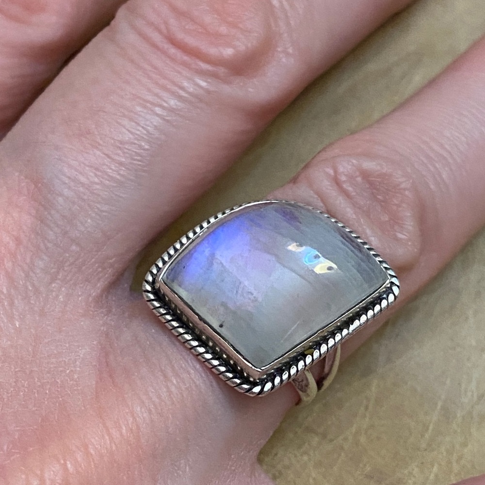 Beautiful moonstone 925 sterling silver ring